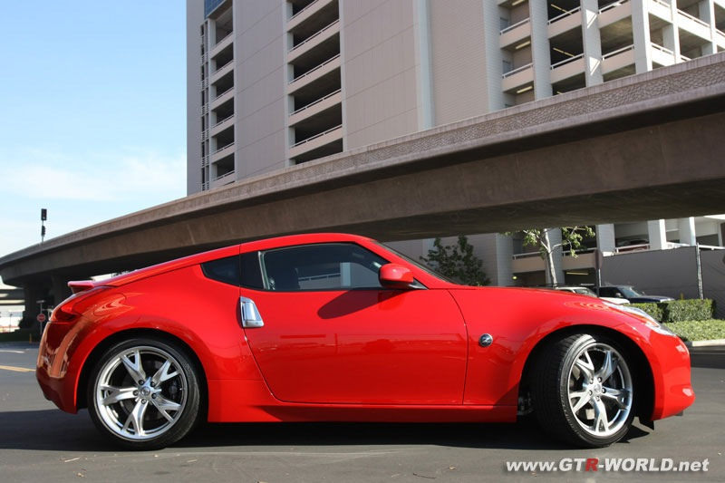 Illustration for article titled 2009 Nissan 370Z Caught With Its Hood Open, Trunk Empty